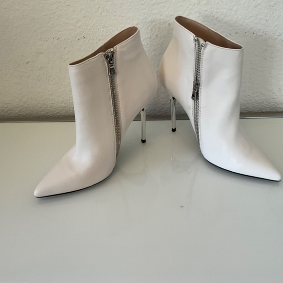 NWOB Steve Madden DANYA white leather bootie  boots♥️😍😍😍 size 8 - Picture 6 of 15